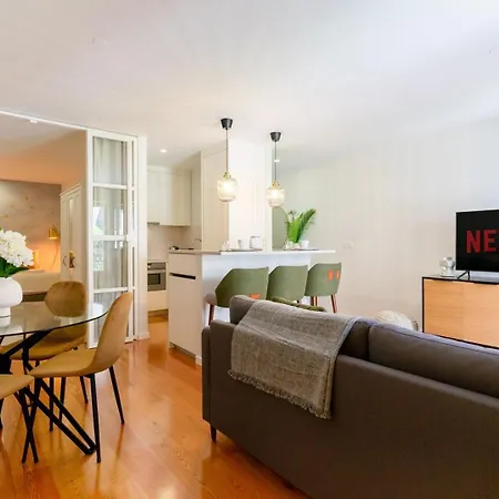 Flat With Cozy Balcony In The Heart Of Center Порту