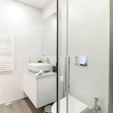 Flat With Cozy Balcony In The Heart Of Center דירה