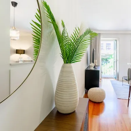 Flat With Cozy Balcony In The Heart Of Center Порту