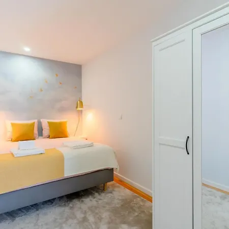 Flat With Cozy Balcony In The Heart Of Center Апартаменты Порту